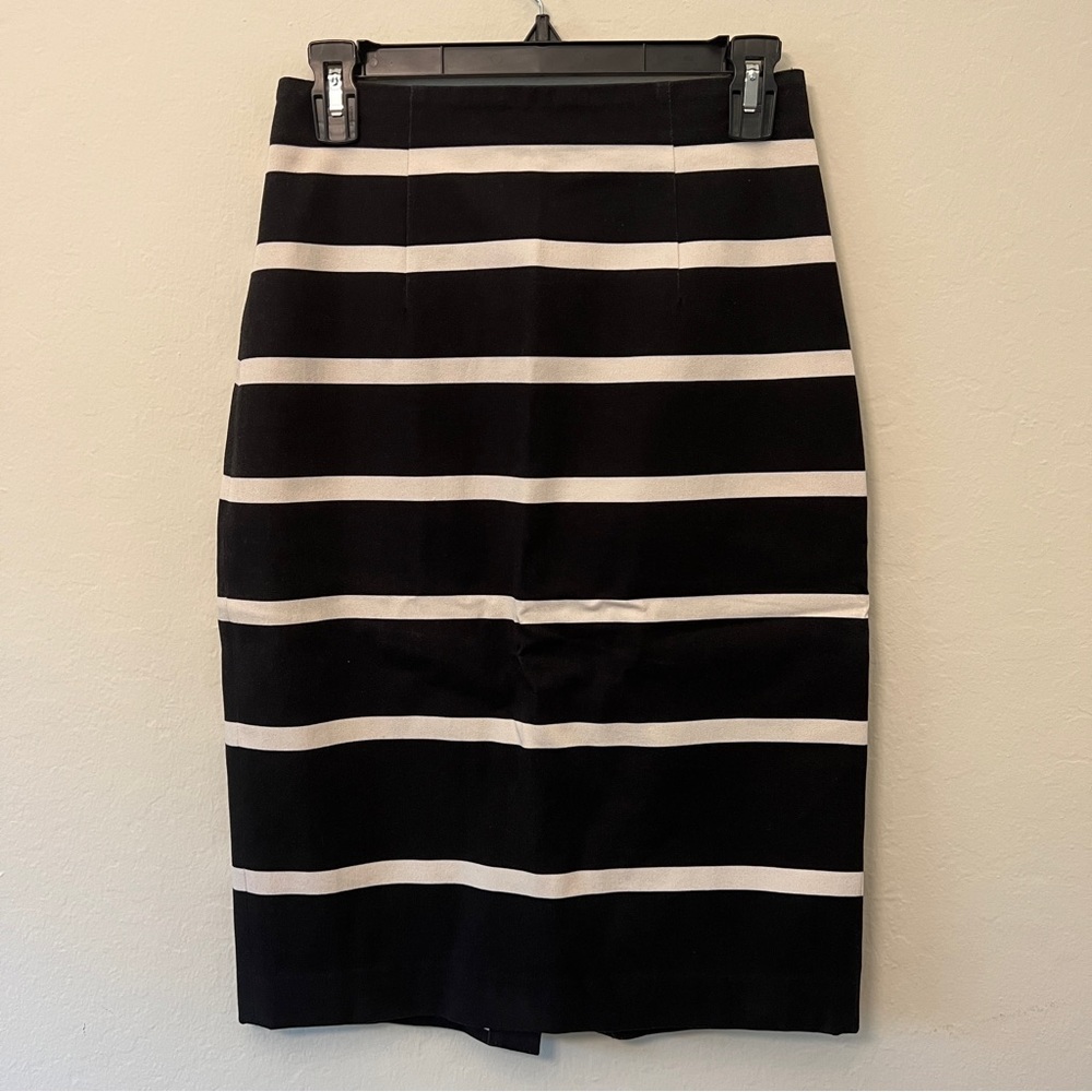 Banana Republic Pencil Skirt Size 4 in Black & White stripes